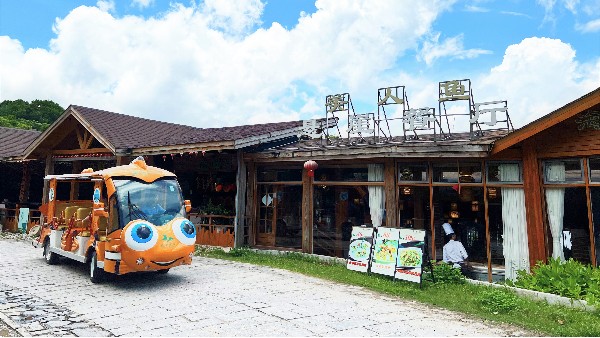 獨特的風(fēng)景線，來“青羅灣”乘坐瑪西爾小丑魚造型車