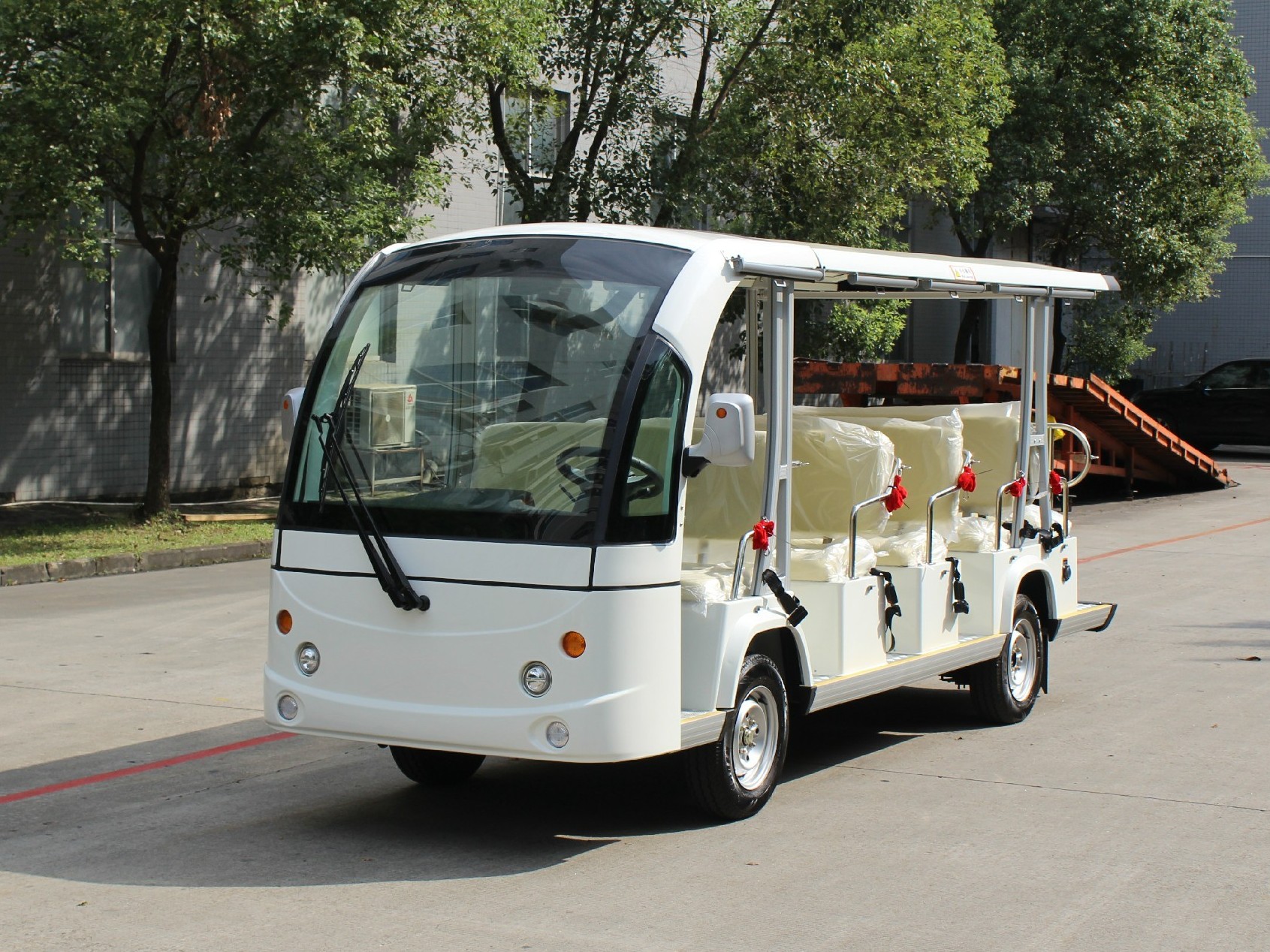 十四座電動觀光車