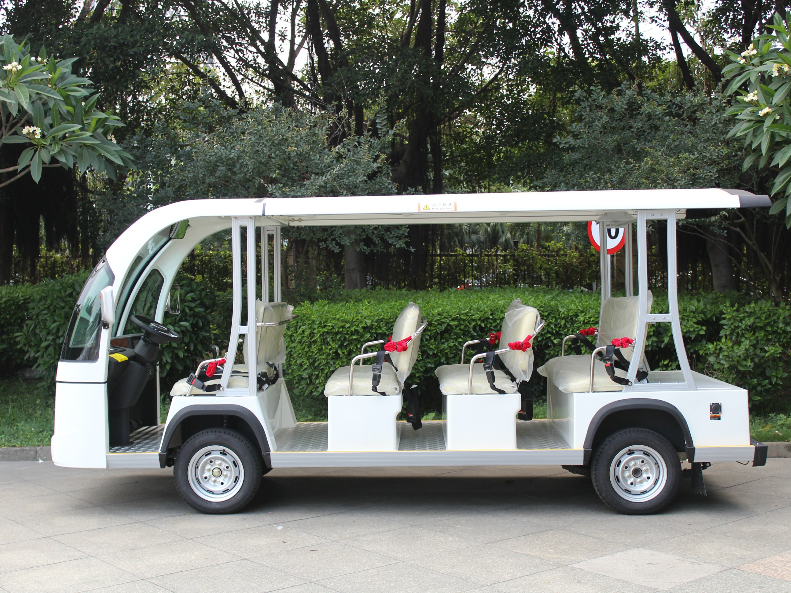 十一座電動(dòng)觀(guān)光車(chē)